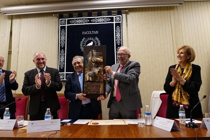 Acto de distinción de José Sánchez Maldonado como Alumno de Honor de la Facultad de Ciencias Económicas y Empresariales de la Universidad de Málaga