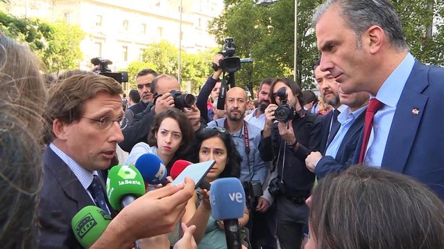 El alcalde de Madrid, José Luis Martínez-Almeida (i), se ha encarado con el portavoz de Vox en el Consistorio, Javier Ortega Smith (d), por haberse presentado en el minuto de silencio por la última mujer asesinada en Madrid con una pancarta que niega la v