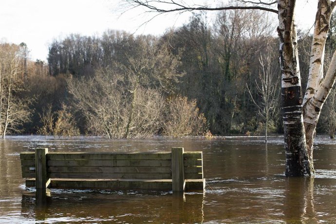 Un parque queda inundado debido al desbordamiento del Río Miño como consecuencia de las intensas lluvias caidas en los ultimos dos meses y especialmente los ultimos dias, en Begonte, comarca de Tierra Llana /Lugo /Galicia (España), a 17 de diciembre de 