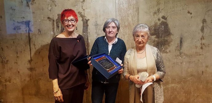 Santos Induráin entrega el Premio Tomás Belzunegui a Luisa Jusué (centro) y a Maite Marturet