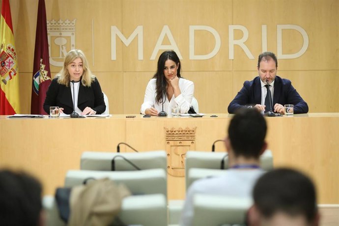 La portavoz del Gobierno municipal, Inmaculada Sanz, la vicealcaldesa de Madrid, Begoña Villacís, y el delegado de Desarrollo Urbano Sostenible, Mariano Fuentes, en rueda de prensa posterior a la Junta de Gobierno.