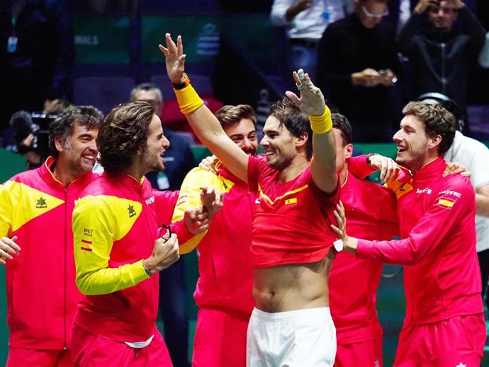 Rafa Nadal, agasajado por sus compañeros del equipo de Copa Davis tras ganar las Finales de Madrid