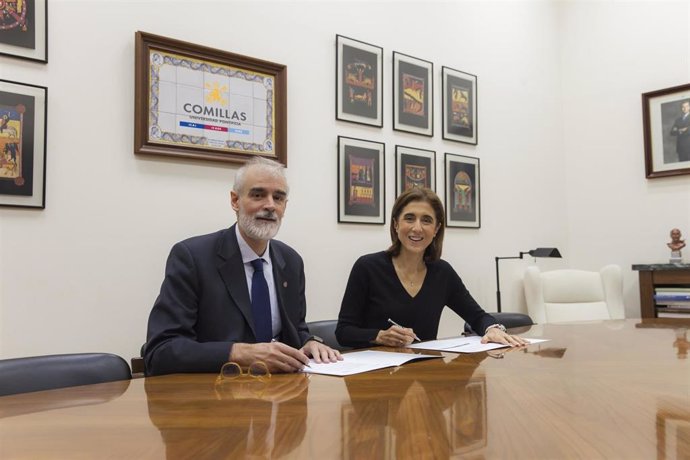 El rector de la Universidad Pontificia Comillas, Julio L. Martínez, y la presidenta de Microsoft España, Pilar López, durante la firma de un acuerdo.