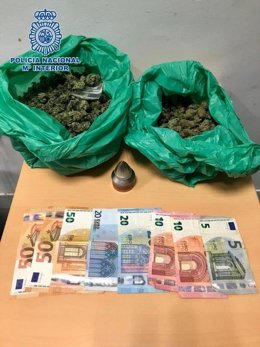Imagen de la marihuana y el dinero fraccionado intervenidos