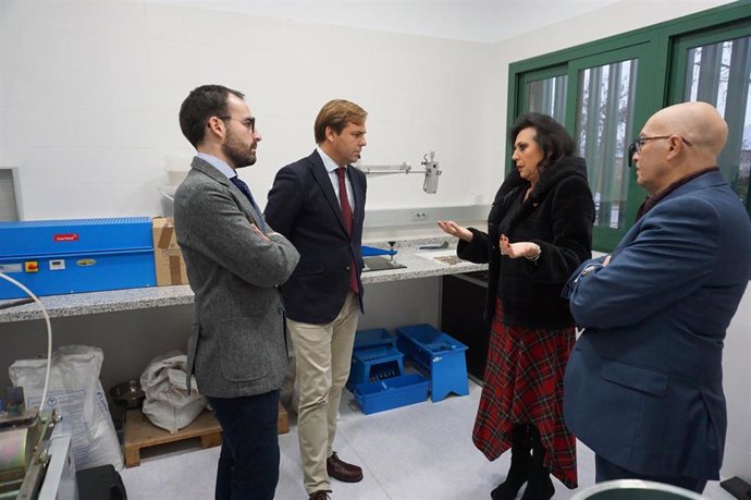 Repullo (centro) y Herrador (izda.) visitan las instalaciones de CIAC