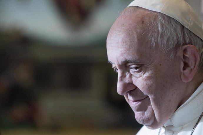 El Papa avisa de que la inmigración "no se resuelve bloqueando barcos" 