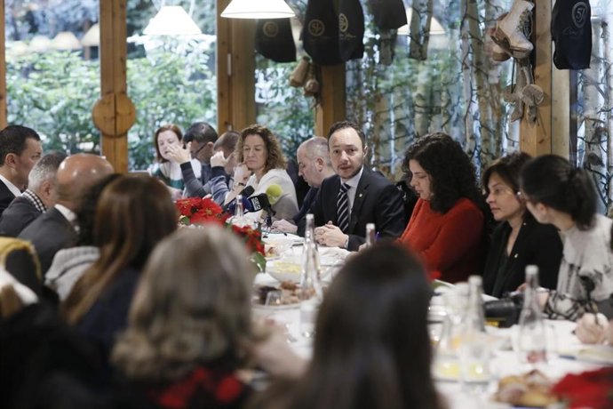 El jefe de Gobierno, Xavier Espot, y algunos de sus ministros, ha desayunado este jueves con representantes de la prensa.