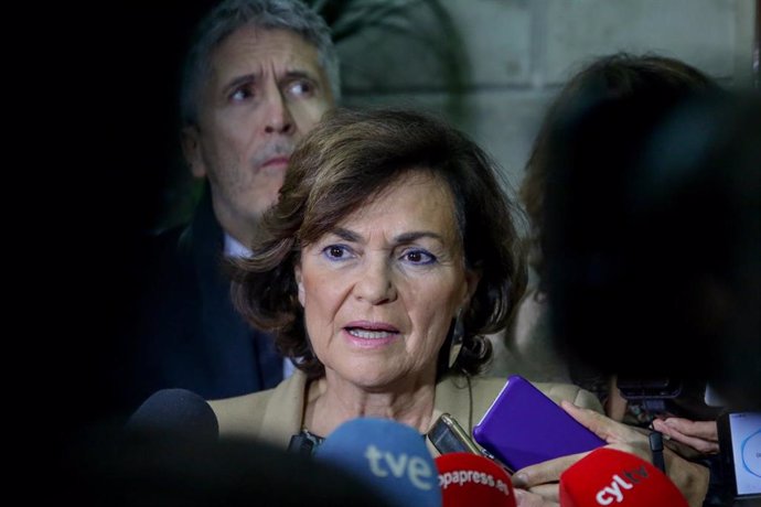 La vicepresidenta del gobierno en funciones, Carmen Calvo, habla con los medios durante el acto en el que se inaugura la jornada conmemorativa del XV aniversario de la Ley Integral contra la Violencia de Género en Madrid, a 19 de diciembre de 2019