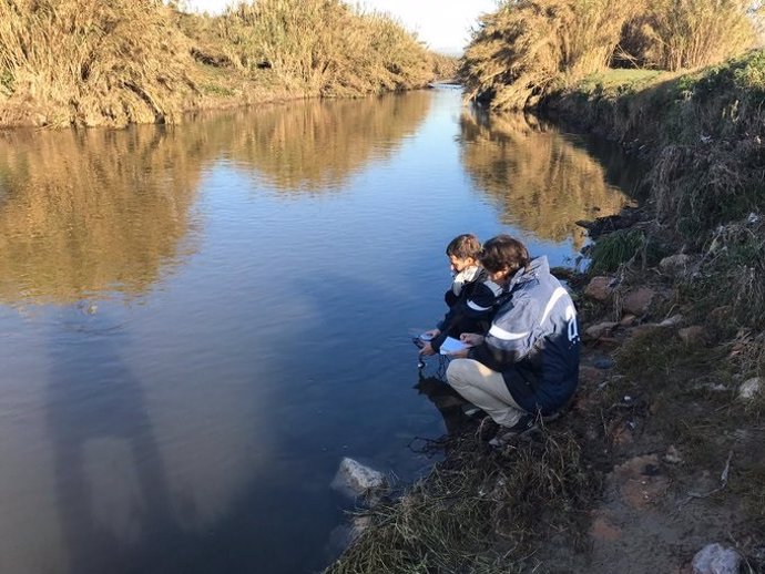 Técnicos de la ACA inspeccionan el río Bess