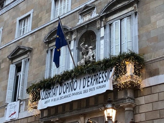 La bandera de la UE penjada de la faana de la Generalitat