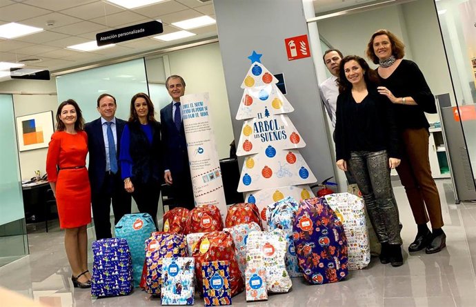 Más de 2.000 niños de Andalucía Occidental en riesgo de exclusión reciben regalos de clientes y empleados de CaixaBank
