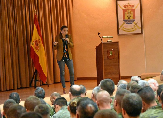Belén Delgado Larroy ha cerrado el XIV Ciclo de Conferencias de la UCO en la Brigada 'Guzmán el Bueno' X.