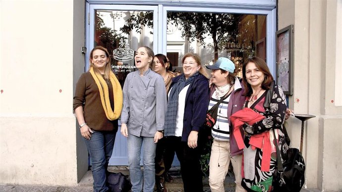 Eloisa, Patricia, Cristina, Esteban y Gemma del centro Assís junto a Ada Parellada