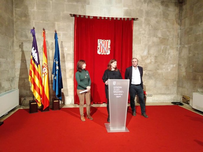 La presidenta del Govern, Francina Armengol, acompanyada pel Conseller d'Educació, Universitat i Investigació, Martí March, i la directora general de Primera Infncia, Innovació, i Comunitat Educativa, Amanda Fernández.
