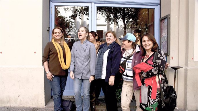Eloisa, Patricia, Cristina, Esteban i Gemma del centre Assís al costat d'Ada Parellada