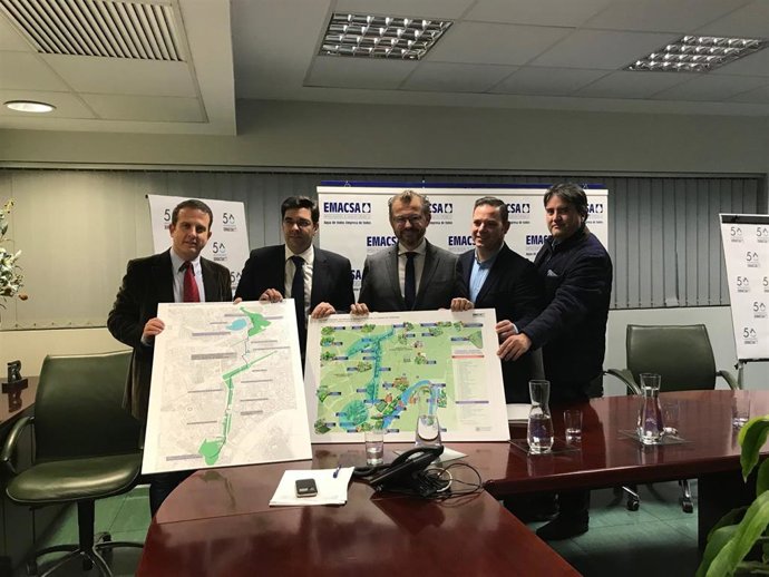 Responsables de Emacsa entregan a David Dorado el sistema de riego con agua no potable