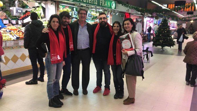 Actores de microteatro en el mercado de Labayru (Bilbao) y representantes municipales