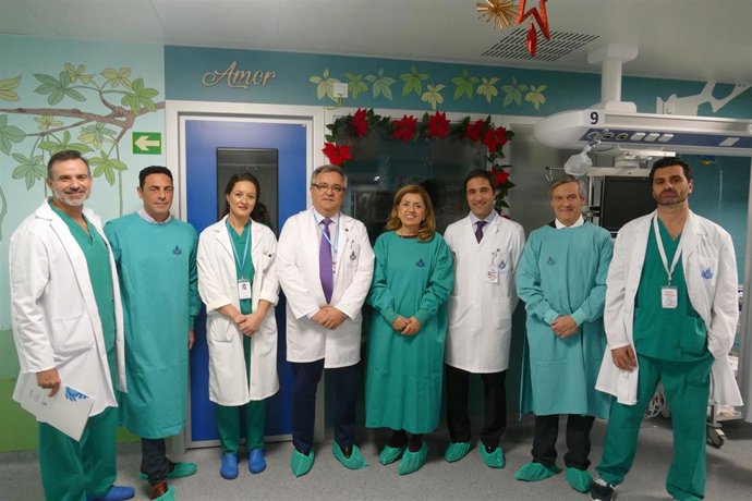 Botella (cuarta por la dcha.) visita el Hospital San Juan de Dios
