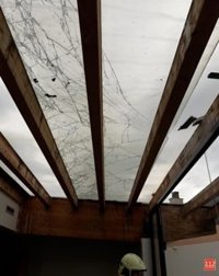 El viento provoca la rotura de un cristal de 600 kilos en un hotel de Isla (Arnuero)