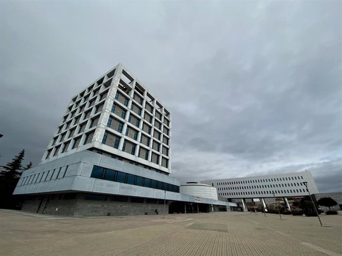 Fachada exterior del edificio del Rectorado de la Universidad Rey Juan Carlos en el Campus de Alcorcón, Madrid.