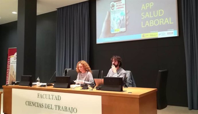 Los dirigentes de CCOO-A, Nuria Martínez, y CCOO de Sevilla, Carlos Aristu, este jueves en la presentación de su App.