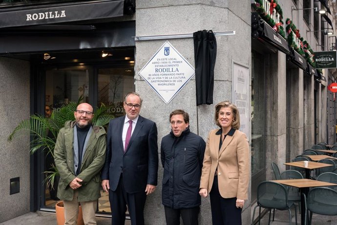 El alcalde de Madrid, José Luis Martínez-Almeida, durante el acto de presentación de la placa conmemorativa en Callao por el 80 aniversario de Rodilla.
