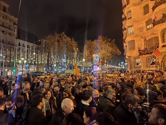 Centenares de personas piden la libertad de Junqueras y protestan contra la inhabilitación de Torra