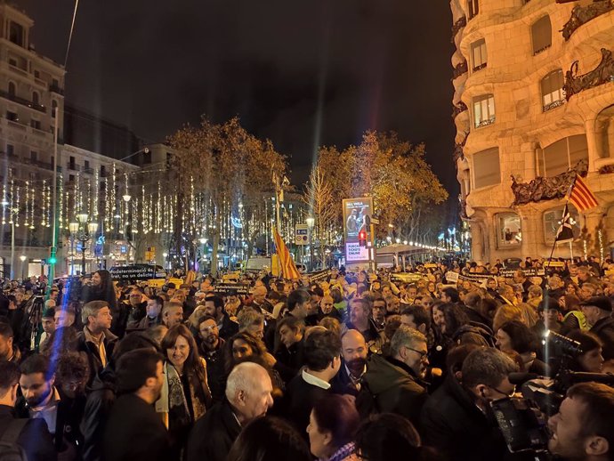 Centenars de persones demanen la llibertat de Junqueras i protesten contra la inhabilitació de Torra