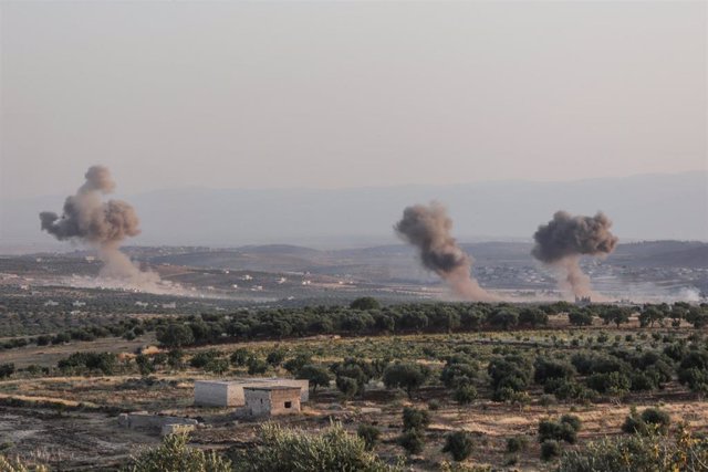 Columnas de humo provocadas por ataques contra la provincia de Idlib, en el noroeste de Siria