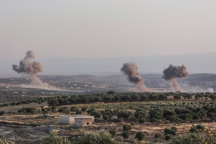 Columnas de humo provocadas por ataques contra la provincia de Idlib, en el noroeste de Siria