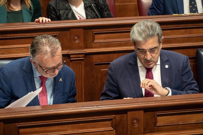 El presidente y el vicepresidente de Canarias, Ángel Víctor Torres y Román Rodríguez, en el debate de aprobación del presupuesto