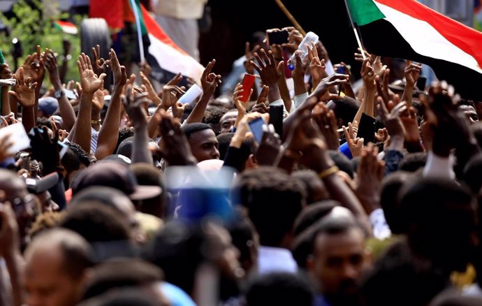 Manifestación a las puertas del palacio presidencial de Sudán, en Jartum