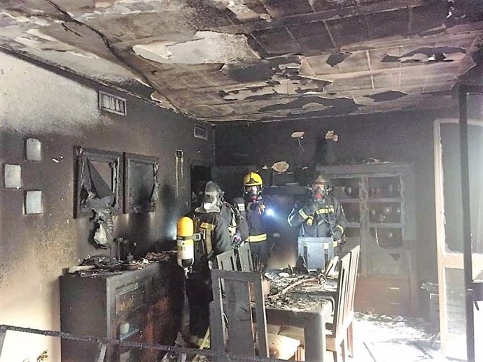 Bomberos de Jaén en una vivienda afectada por un incendio en una actuación anterior
