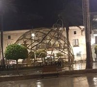 El viento derriba la gran bola de Navidad de la Plaza de España de Mérida