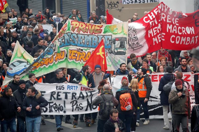 Manifestantes franceses durante las movilizaciones contra el paquete de reformas de Emmanuel Macron que durante las última dos semanas han paralizado el país.