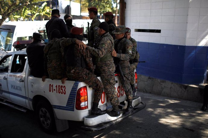 Soldados de El Salvador viajan en una patrulla para participar en una operación de "Casa Segura" en una estación de Policía, en Ilopango, un municipio en el interior del país.