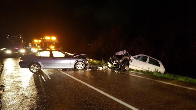 Colisión frontal entre dos vehículos en la carretera EX-110 en Badajoz
