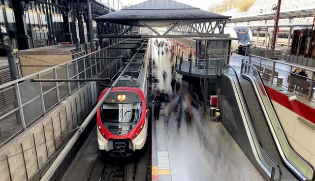Un tren llega a la Estación de Príncipe Pío en Madrid.