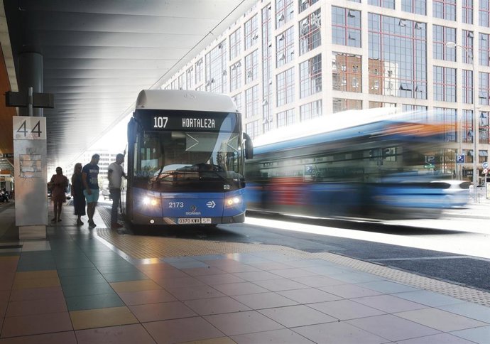 Varias personas se montan en el autobús de la EMT, línea 107, en la estación de autobuses de Plaza de Castilla.