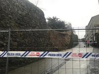 El Ayuntamiento de Santiago evalúa las medidas que deberían tomarse en el muro que causó la muerte a un hombre