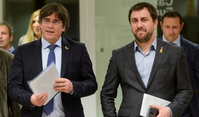 El expresidente del Gobierno catalán Carles Puigdemont y el exconseller Toni Comín llegan a una conferencia de prensa en Bruselas