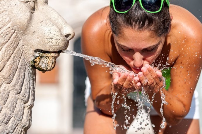 Ola de calor, hidratación, hidratarse, beber agua