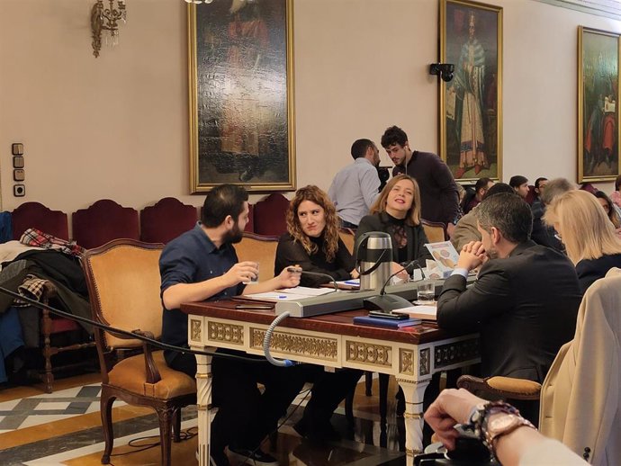Los concejales de Somos en el Pleno del Ayuntamiento de Oviedo, con una caja de suspiros.