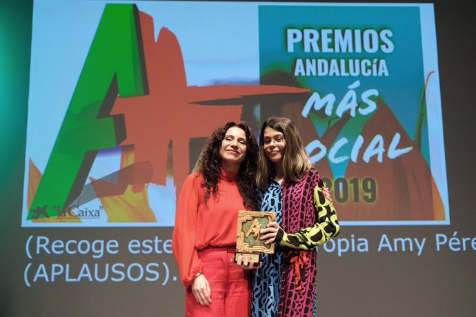La consejera de Igualdad, Políticas Sociales y Conciliación, Rocío Ruiz, entrega uno de los premios 'Andalucía + Social' a Amy Pérez.