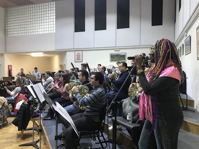 Imagen de los ensayos de esta mañana de la cantante y presentadora Lucrecia ensayando con la Orquesta Sinfónica de la Región de Murcia.