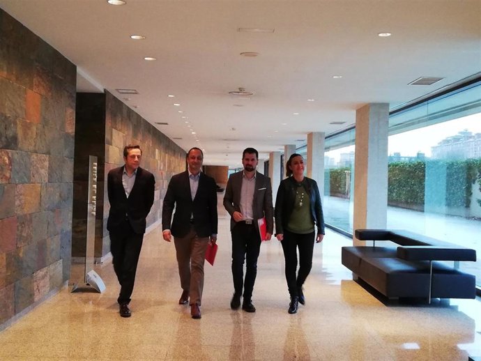 Rodríguez Gómez de Celis junto a Tudanca se dirigen hacia la interparlamentaria