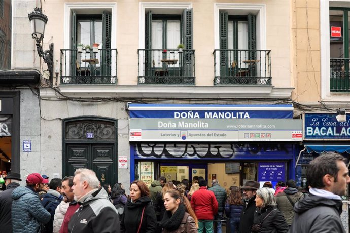 Administración de Lotería Doña Manolita donde cientos de personas  hacen cola cada día y compran Lotería de Navidad 