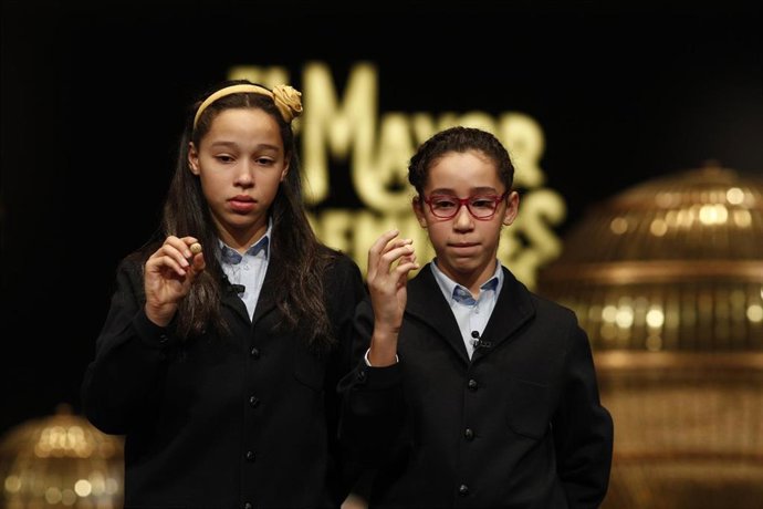 Dos niñas de San Ildefonso cantan el segundo premio del Sorteo Extraordinario de la Lotería Nacional de 2018. 