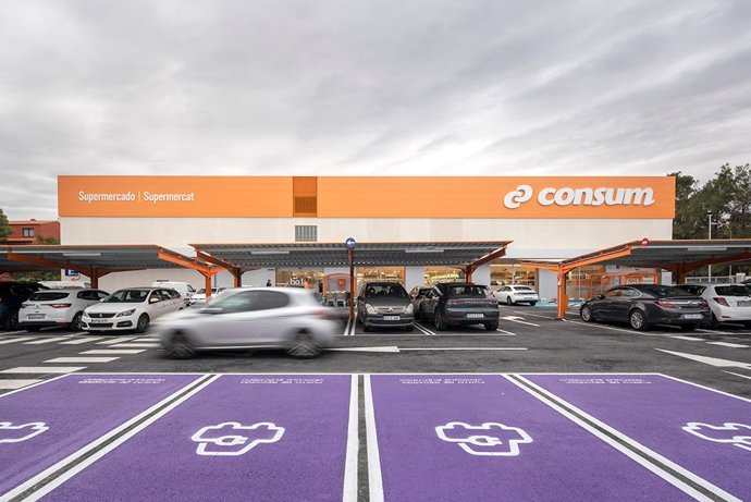 Imagen de un supermercado con carga de vehículos eléctricos. 