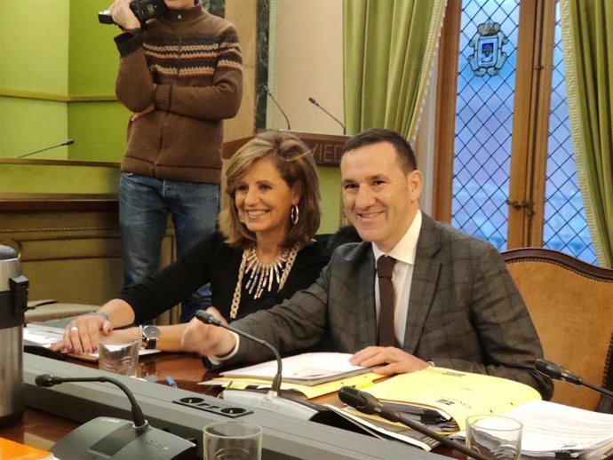 El concejal de Economía, Javier Cuesta, junto a la edil de Deportes, Concepción Méndez, en el pleno municipal de Oviedo.